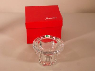 une boîte rouge et un verre posés sur une table