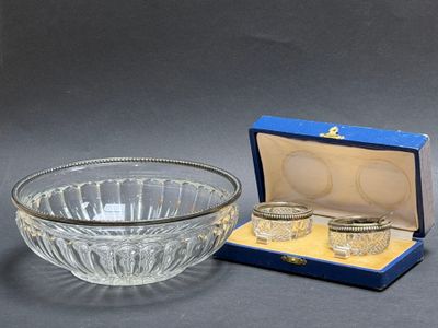 une image représentant un saladier en verre et deux verres dans une boîte bleue