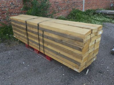 une grande quantité de bois empilée sur une charrette