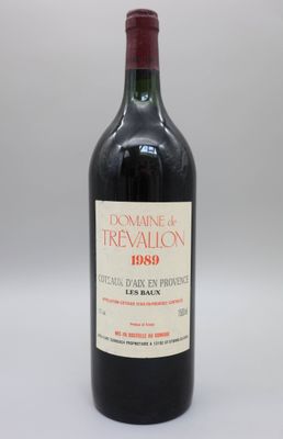 une bouteille de vin posée sur une table