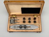 une image représentant une boîte en bois contenant des outils