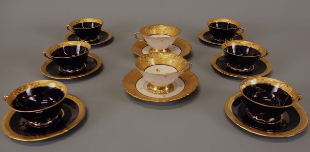 Paire de tasses et sous tasses en porcelaine décor doré signée « ...
