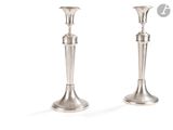 paire de chandeliers en argent sur fond blanc