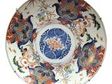une grande assiette ornée d'un motif représentant un paon