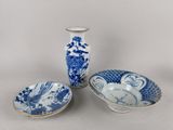 trois vases bleus et blancs placés les uns à côté des autres