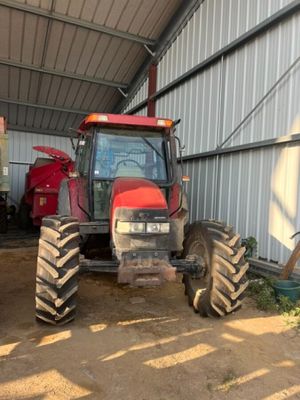 un tracteur garé à l'intérieur d'un bâtiment
