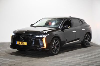 le 4x4 noir est garé sur le sol en damier d'une pièce
