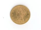 une pièce d'or avec l'image d'une femme dessus