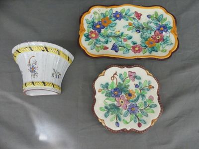 trois assiettes et une tasse posées sur une table