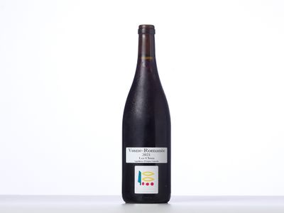 la bouteille de vin est posée sur la table sur fond blanc