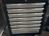 une image d'une armoire à outils dans un garage