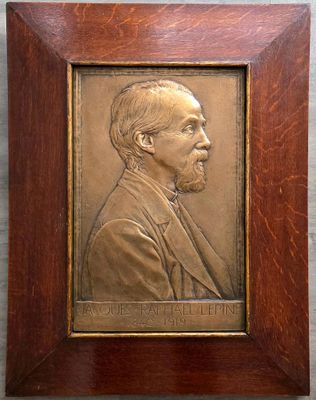 un portrait ancien en bronze représentant un homme barbu, dans un cadre en bois
