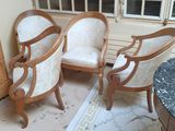 trois chaises assises l'une à côté de l'autre dans une pièce