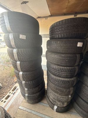 plusieurs pneus empilés les uns sur les autres dans un camion