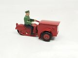 figurine représentant un homme au volant d'un petit camion rouge