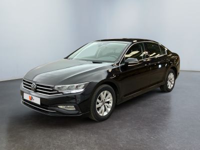 une Volkswagen Passat noire garée dans une grande pièce