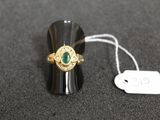 une bague sertie d'une pierre verte et munie d'une étiquette de prix