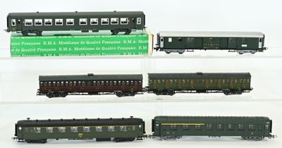 quatre types différents de wagons exposés dans une vitrine