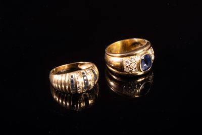 deux bagues en or serties de saphirs et de diamants sur un fond noir