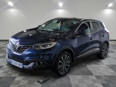 Le SUV Renault Kad bleu est garé dans une grande pièce