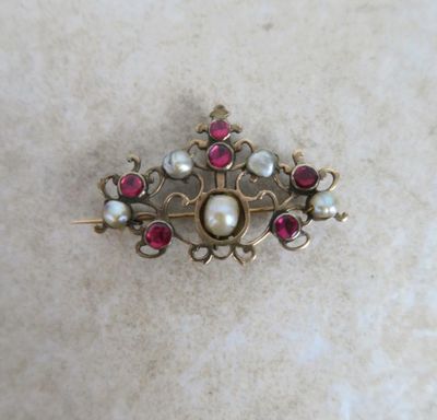 un gros plan d'une broche ornée de perles