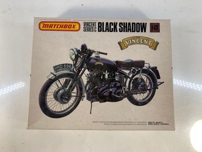 une photo d'une moto « Shadow » noire posée sur une table