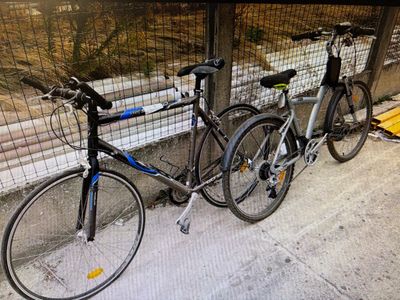 deux vélos garés l'un à côté de l'autre sur le trottoir