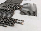 un grand nombre d'outils posés à même le sol