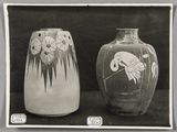 deux vases posés côte à côte sur une table