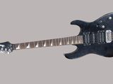 une image représentant une guitare électrique noire sur fond gris