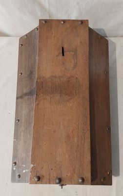 une boîte en bois percée d'un trou