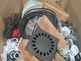 une boîte en carton remplie d'objets divers, dont un sèche-cheveux