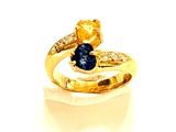 une photo d'une bague en or jaune sertie d'un saphir et de diamants
