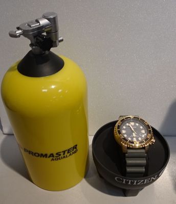 une montre posée à côté d'un extincteur jaune
