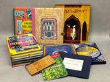 plusieurs livres sont empilés sur une table