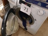 une machine à laver et un sèche-linge posés à même le sol dans une pièce