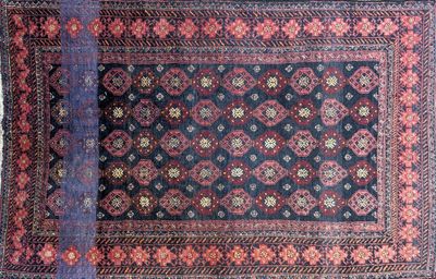 un tapis persan ancien orné d'un motif rouge et bleu sur fond noir