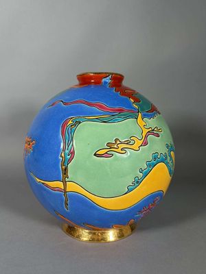 un vase avec un tableau posé sur une table
