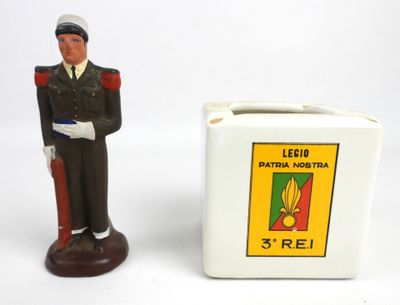 Ensemble comprenant un cendrier du 3e REI et d'une figurine …