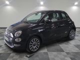 la photo d'une petite voiture noire sur un sol en damier