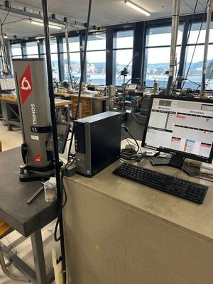une image représentant un laboratoire équipé d'un ordinateur et d'un écran