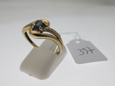 l'image d'une bague en or ornée d'une pierre noire