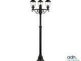 un lampadaire noir surmonté de trois lampes