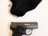 un pistolet et un sac à main posés sur une table