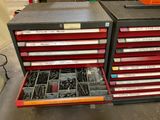 de nombreux tiroirs remplis d'outils posés sur une table