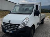 un camion blanc garé dans un parking