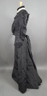 une image d'une robe noire sur un mannequin, un mannequin, un mannequin, un mannequin, un mannequin, un mannequin, un mannequin, un mannequin