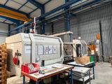 une grande machine qui se trouve dans un entrepôt