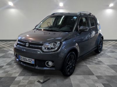 Le SUV Suzuki gris est garé dans une pièce dont le sol est en damier.