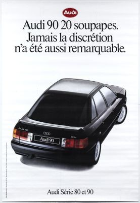 une publicité pour une voiture garée sur le bord de la route